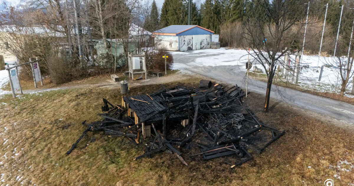 Gebäudebrand bei der Bergstation Wurbauerkogel: Partyhütte vollständig ...
