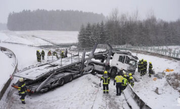 LKW durchschlägt Betonleitwand – zwei Verletzte