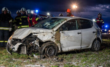 Auto landet im Feld: zwei Verletzte bei Unfall in Ried in der Riedmark