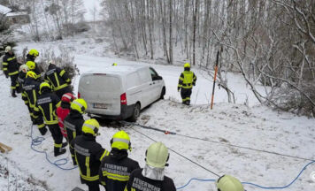 Winterliche Straßen in Gutau führen zu Fahrzeugbergungen