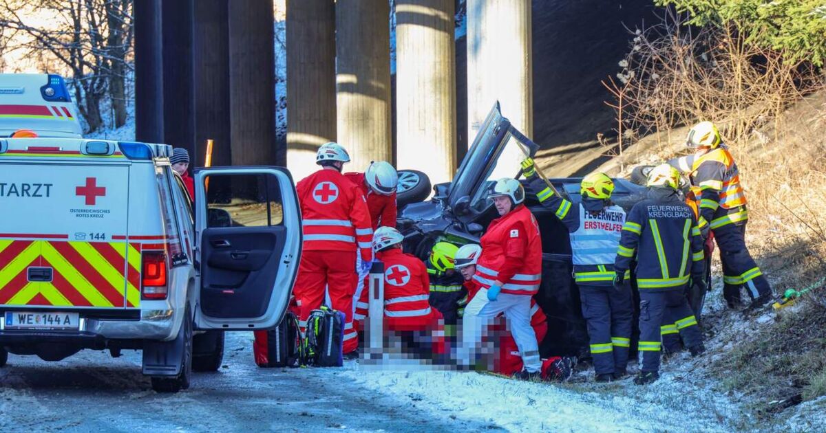 Female driver rescued through windshield after accident in Krenglbach