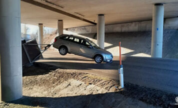 Auto mit Anhänger verunglückt unter Brücke bei Pucking