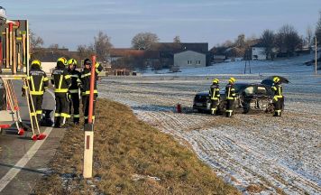 Ausweichmanöver auf der B148 in Weng endet mit Unfall