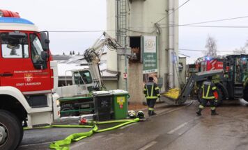 Feuerwehr bekämpft erneuten Silobrand in Laakirchen
