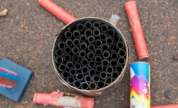 Brand in Mehrparteienhaus durch Rakete verursacht