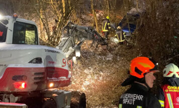 Pkw stürzte über Böschung – Lenker eingeschlossen