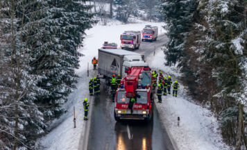 Verkehrsunfall zwischen Lkw und Traktor am Zeilinger Berg