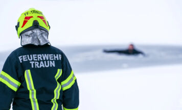 Feuerwehr Traun trainiert Taucheinsatz unter winterlichen Bedingungen am Oedtsee