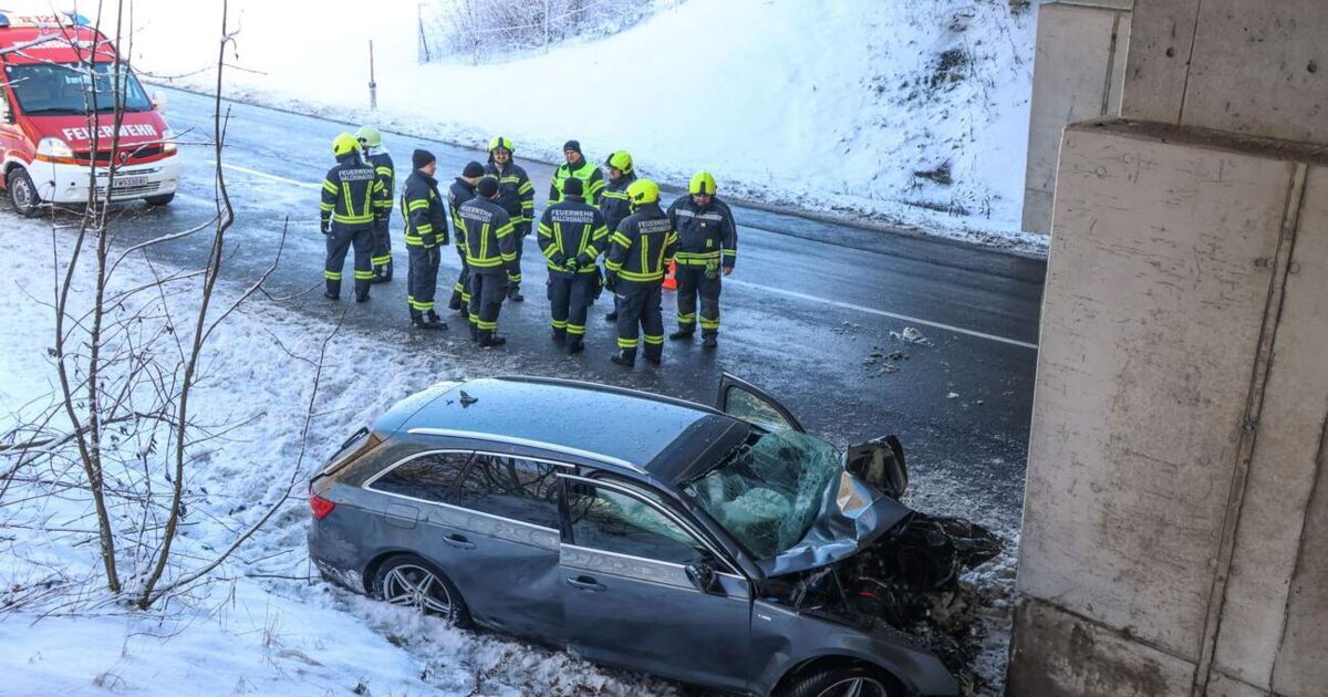 Auto kollidiert frontal mit Brückenpfeiler in Tumeltsham