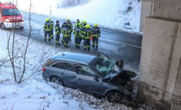 Auto kollidiert frontal mit Brückenpfeiler in Tumeltsham
