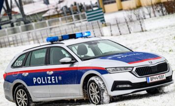 Auto überschlägt sich in Neuhofen an der Krems, Lenker (24) verletzt