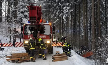 Räumfahrzeug stürzt in angrenzenden Wald