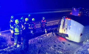 Kleinbus landete auf der A1 bei Seewalchen im Graben