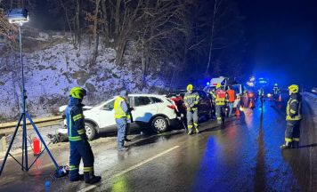 Zwei Personen bei Unfall auf der B124 in Tragwein verletzt
