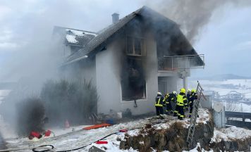 Brand in Pierbach: Einsatzkräfte retten Person vom Balkon