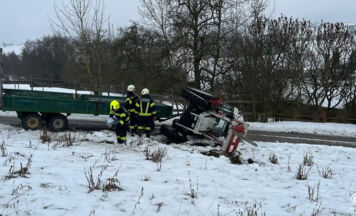 Vater und Sohn (8) bei Traktorunfall in Allhaming verletzt