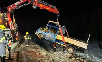 Pritschenwagen und Auto kollidieren auf der B137 in Andorf