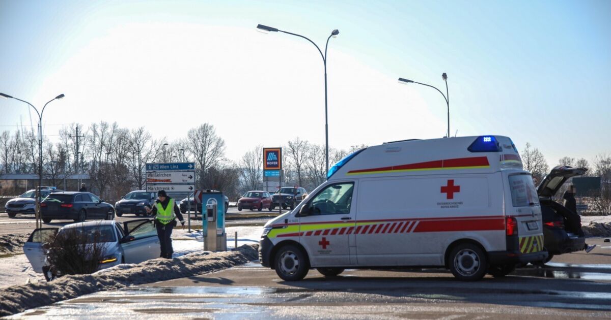 Car thrown into ditch after collision on the B1 near Marchtrenk
