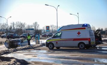 Auto nach Zusammenstoß auf der B1 bei Marchtrenk in Straßengraben geschleudert