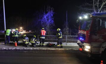 Feuerwehr rettet abgestürzte Frau aus steilem Gelände in Lambach