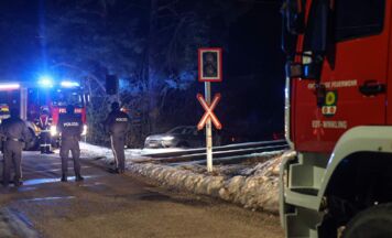 Auto steckte in Edt bei Lambach auf eingeschneitem und vereisten Weg fest
