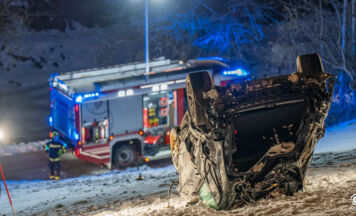 Auto stürzt im Haselgraben über eine Mauer und bleibt am Dach liegen