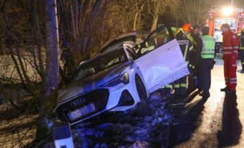 Auto kommt in Kematen an der Krems von der Straße ab und landet im Graben