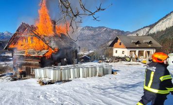 Großbrand auf einem Bauernhof in Bad Goisern erfordert umfangreichen Feuerwehreinsatz