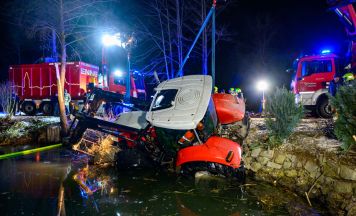 Traktor in Piberbach in Teich gestürzt