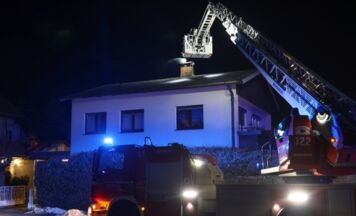 Feuerwehr bekämpft Kaminbrand in Wels-Vogelweide