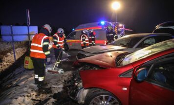 Zwei Verletzte bei Unfall auf Kreuzung in Marchtrenk