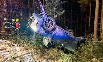 Alkolenker überschlägt sich in Ampflwang und landet im Wald