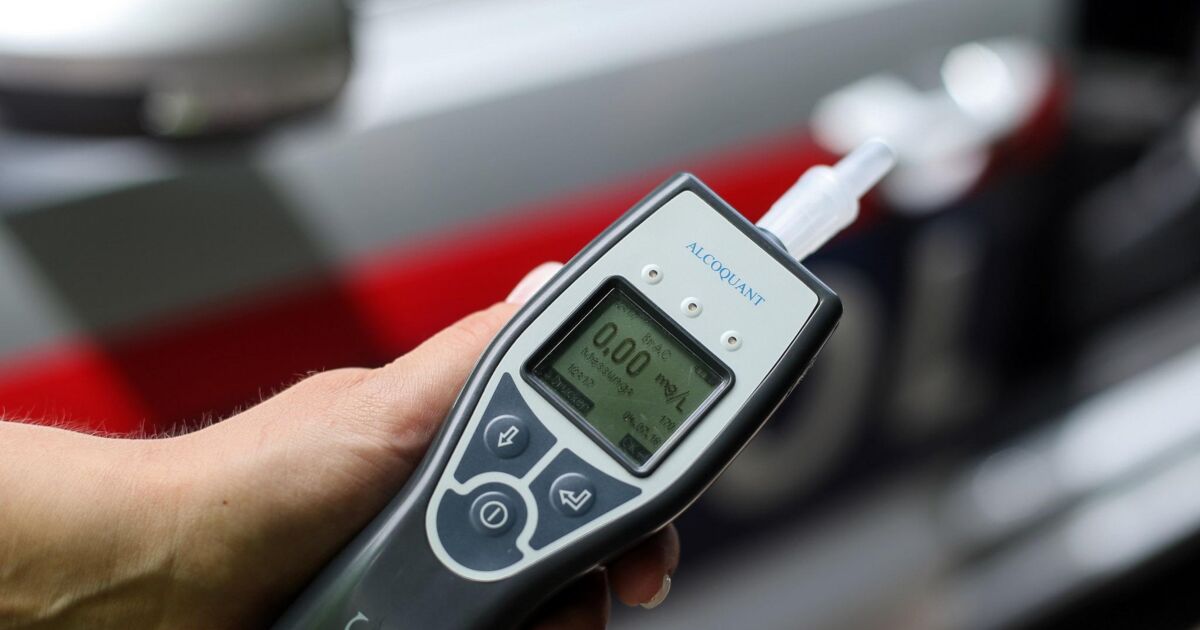 Alkoholisierte Frau bringt Kind ohne Sicherheitsgurt zur Schule