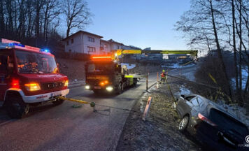 Auto in Lichtenberg aus steilem Abhang geborgen