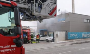 Feuerwehreinsatz bei Brand in Kfz-Werkstätte in Wels