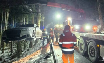 Feuerwehr Kleinzell bei nächtlicher Autobergung im Einsatz