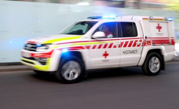 Autolenker (81 und 84) bei Unfall in Timelkam schwer verletzt