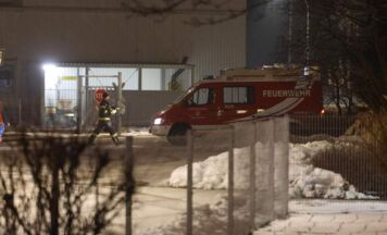 Nächtlicher Feuerwehreinsatz bei Papierfabrik in Laakirchen