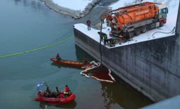 Stundenlanger Feuerwehreinsatz wegen Öl in der Traun