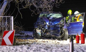 Auto prallt in Riedau frontal gegen Baum, eine Person schwer verletzt gerettet