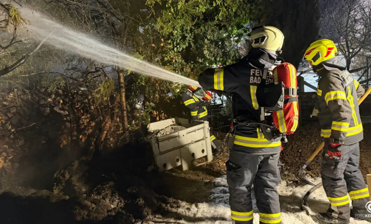 Einsatzkräfte der Feuerwehr beim Löschen. (Foto: FF Bad Leonfelden)