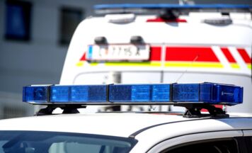 24-Jähriger prallte in Traunkirchen mit Rodel frontal gegen Baum
