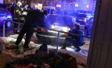 Geparktes Fahrzeug durch brennenden Papiercontainer in Wels beschädigt