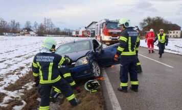 Eine Person bei Unfall auf in Hochburg-Ach verletzt