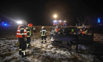 Auto kommt in Marchtrenk von Straße ab