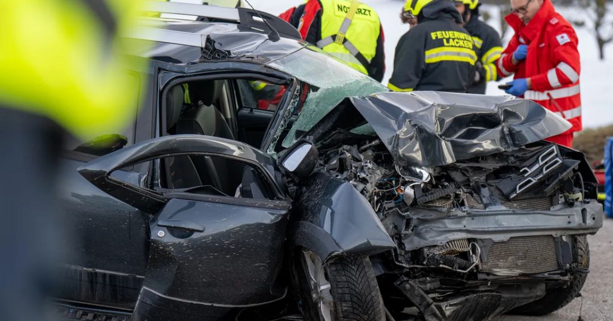Auto kollidiert in Gerling mit Strommast