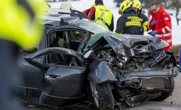 Auto kollidiert in Gerling mit Strommast