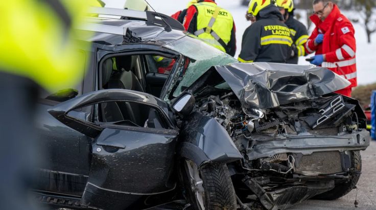 Auto kollidiert in Gerling mit Strommast