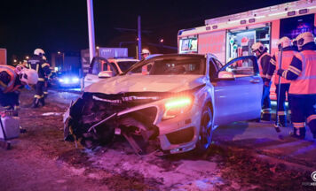 Auto kracht nach Unfall in Leonding in Restaurantfenster