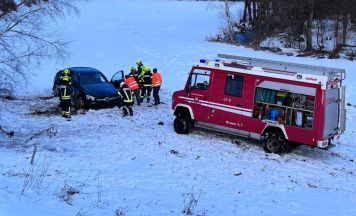 Auto überschlägt sich auf der B126 bei Zwettl an der Rodl
